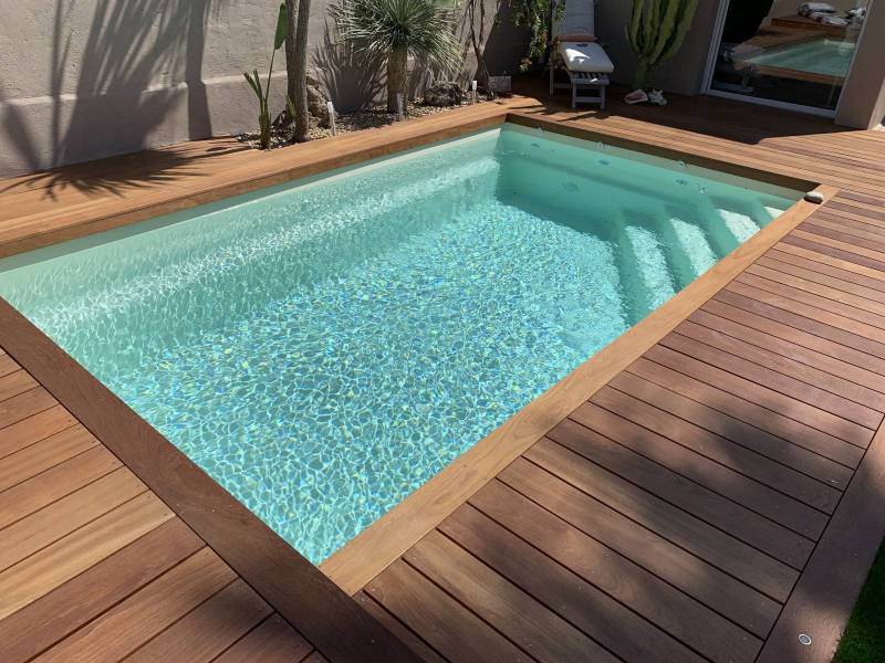 modèle de piscine 5 m de long beige avec terrasse bois