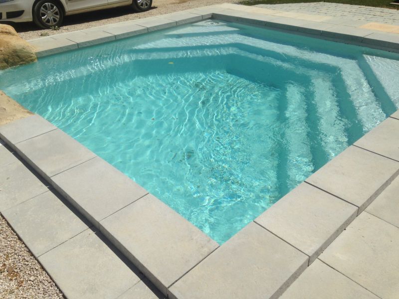Modèle de piscine carré en 4 m avec margelle