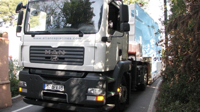 Camion de livraison d'une piscine coque