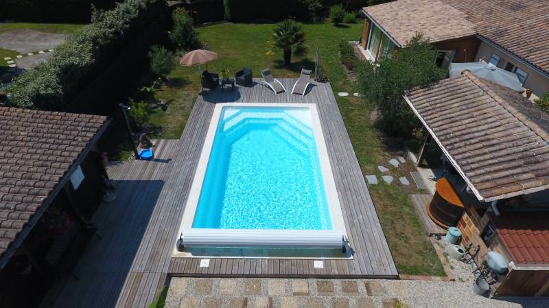 CELESTINE 8S Piscine coque polyester modèle à fond plat sur Rians