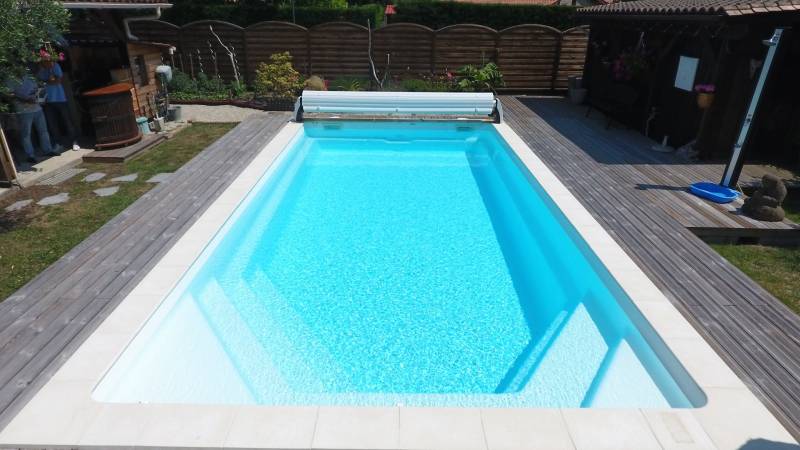 CELESTINE 8S Piscine coque polyester modèle à fond plat sur Rians