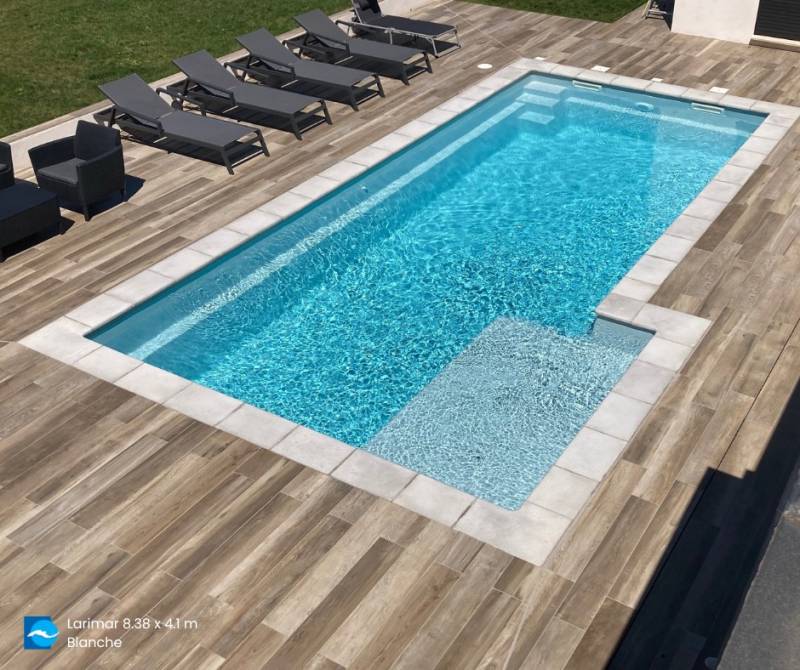 Modèle de piscine coque avec plage déportée 