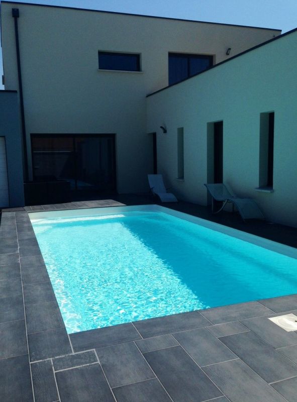 Piscine coque polyester à fond incliné modèle KRYPTONITE 8 à Lorgues