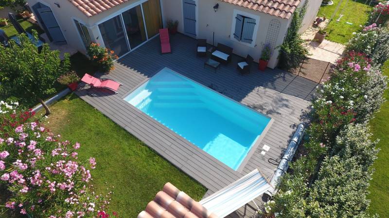 Piscine avec plage en bois gris