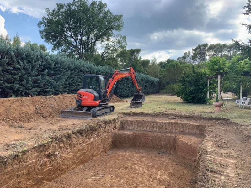 Terrassement piscine avec forme escalier