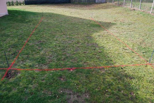 Implantation piscine coque avec un bombe de traçage
