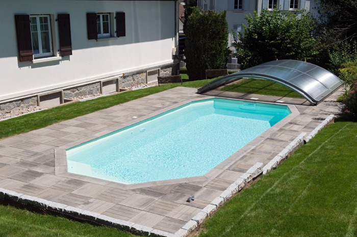 Piscine coque polyester à fond incliné modèle CRISTAL
