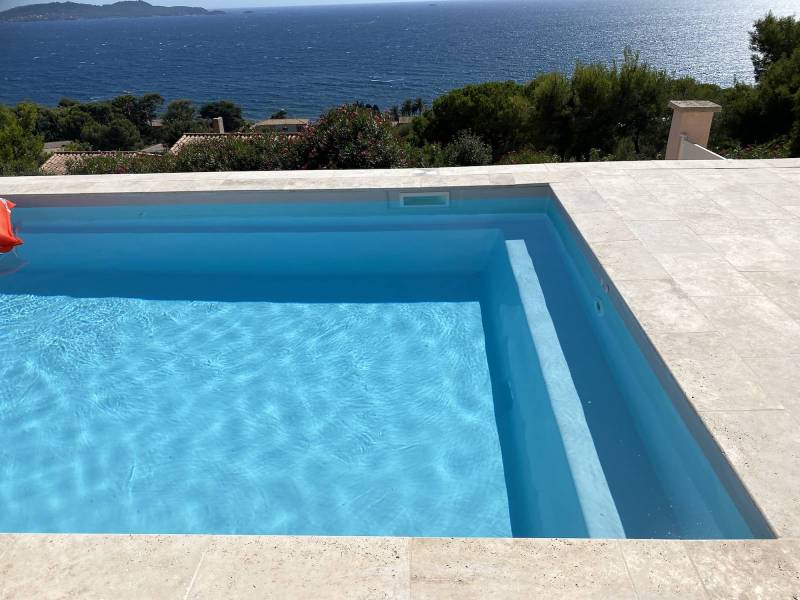 GALAXITE 8,60 Piscine coque polyester rectangulaire à fond plat modèle à Brue-Auriac