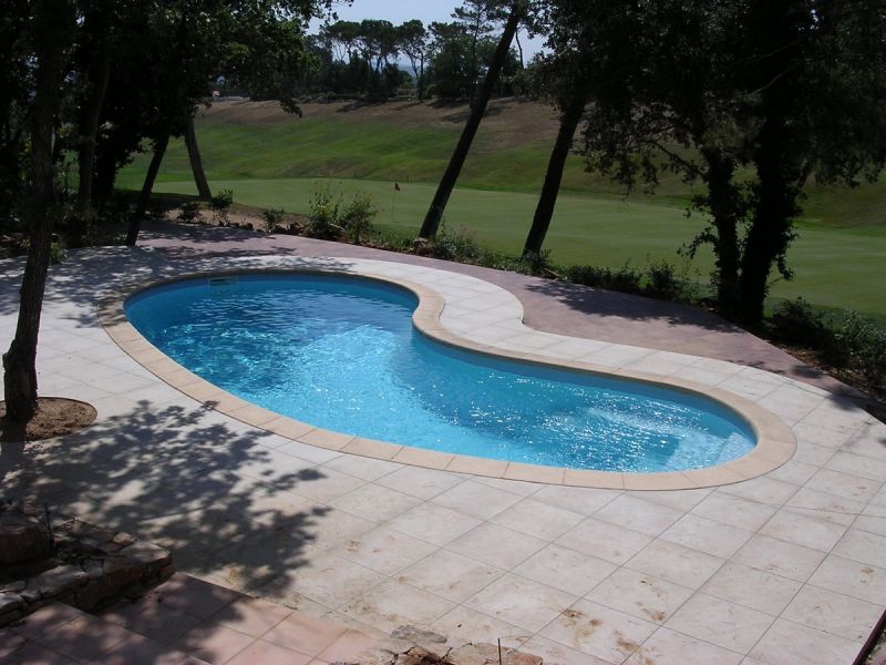 CORNALINE Piscine coque polyester Haricot à fond plat Brignoles