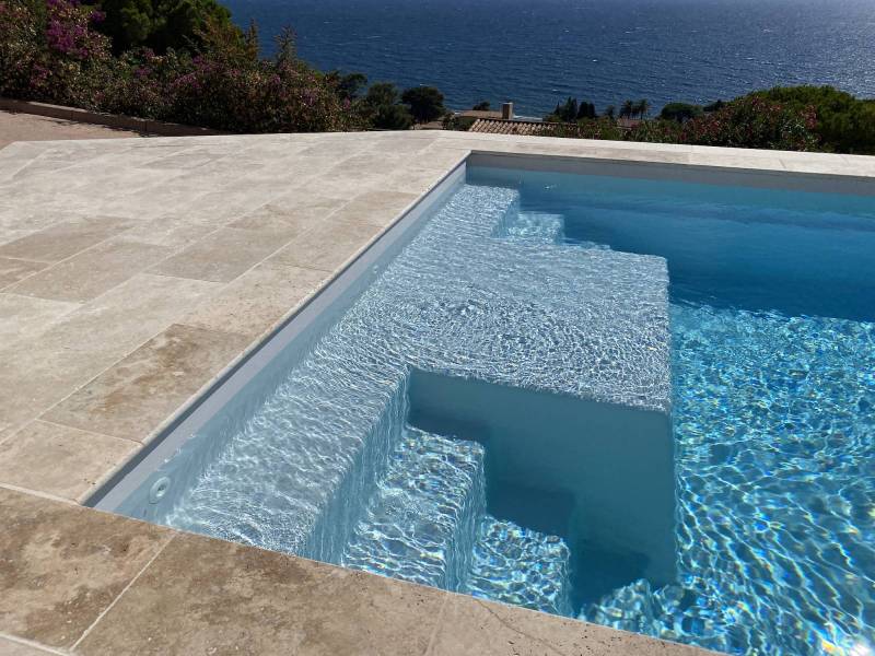 GALAXITE 8,60 Piscine coque polyester rectangulaire à fond plat modèle à Brue-Auriac