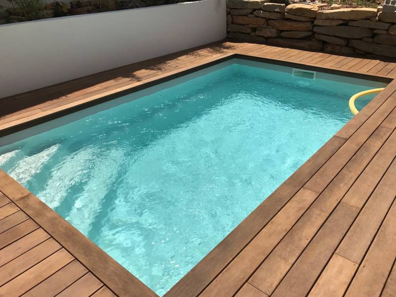 Piscine de 5 m sans margelle et plage en bois