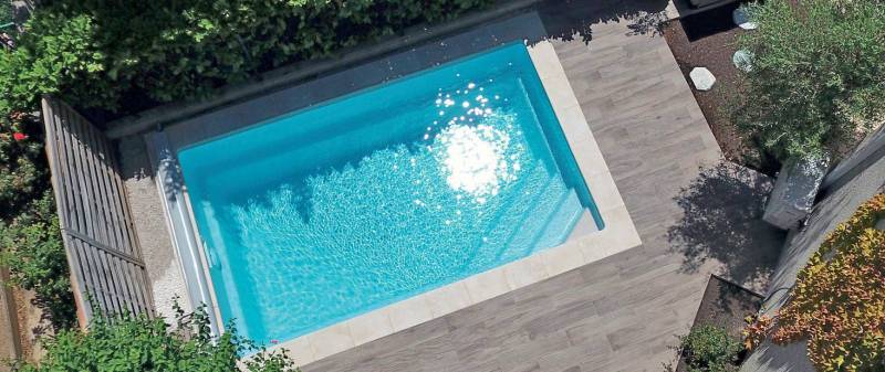 Piscine de 5 m avec margelle et terrasse