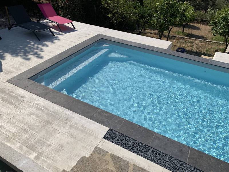 piscine coque polyester à fond incliné de couleur grise