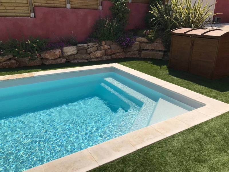 Piscine coque polyester 6 m avec gazon synthétique
