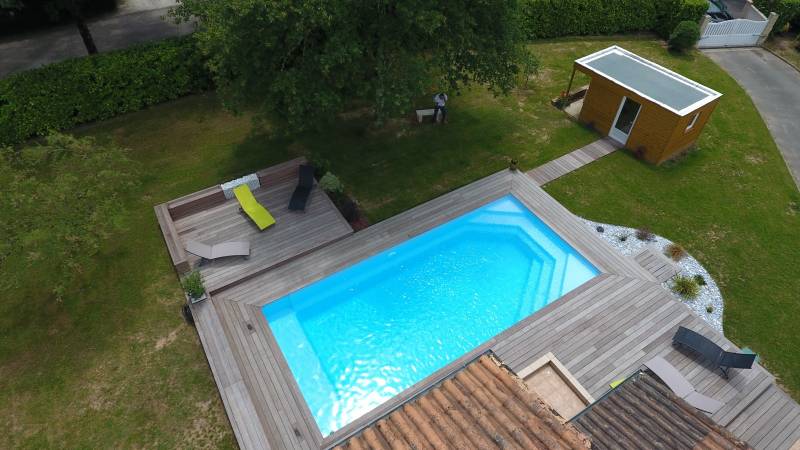CELESTINE 8 : Piscine coque polyester à fond plat sur LE LUC