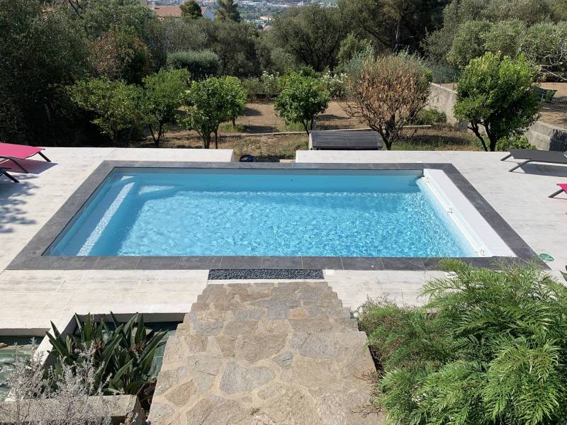 piscine coque polyester de 7 avec volet intégré