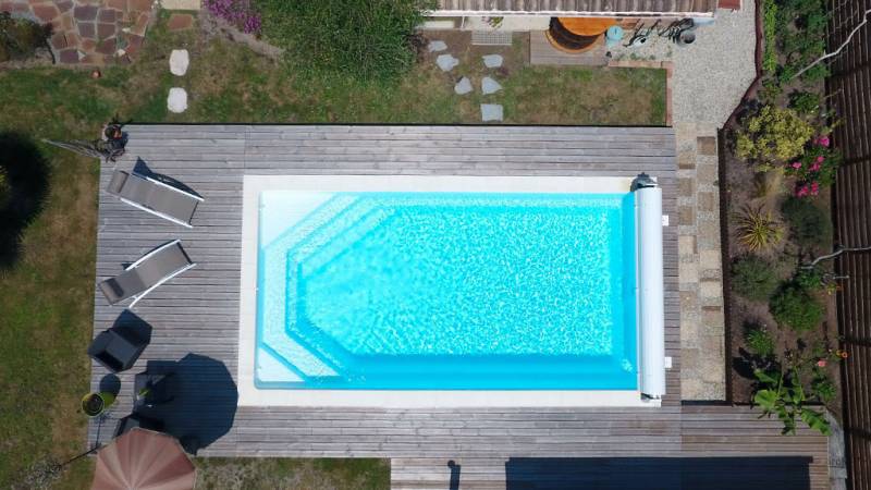 CELESTINE 8S Piscine coque polyester modèle à fond plat sur Rians