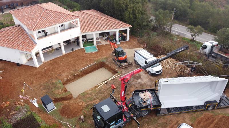 Livraison d'une coque Polyester à Cotignac, Brignoles, Carcés
