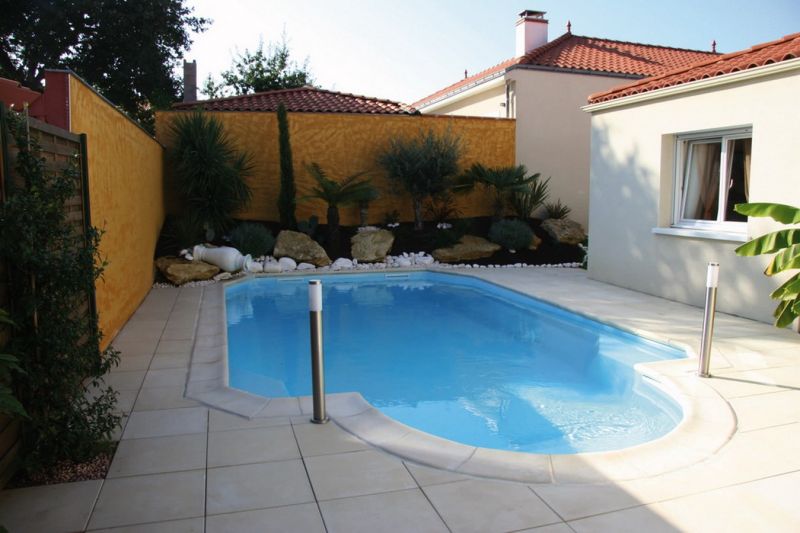 Piscine coque polyester à fond incliné modèle GYPSE 10 à Belgentier