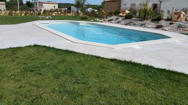 Piscine coque polyester à fond incliné modèle GYPSE 8 à Néoules