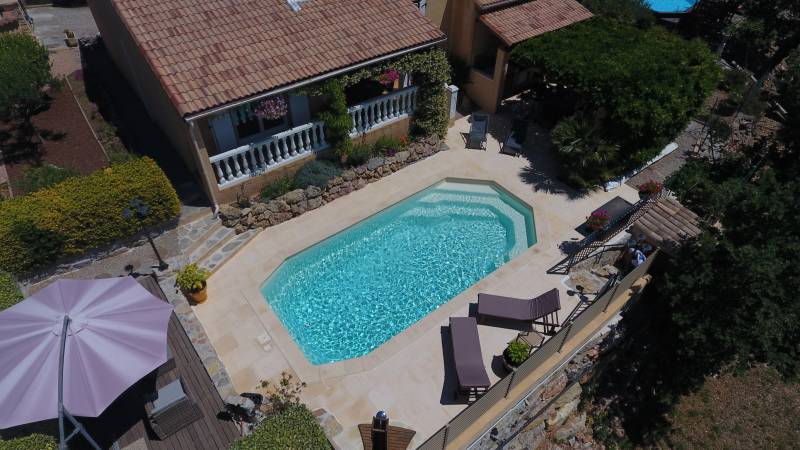 ONYX 7.50 Piscine à fond incliné installée à Flassans sur Issole