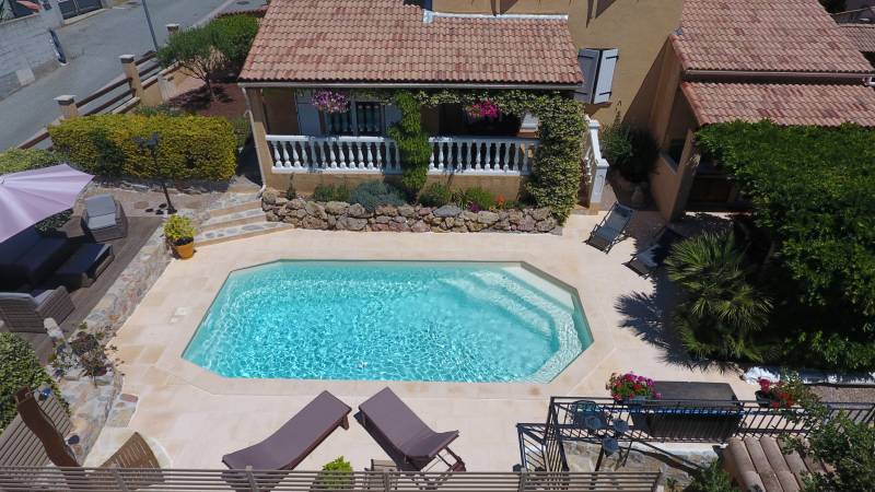 ONYX 7.50 Piscine à fond incliné installée à Flassans sur Issole