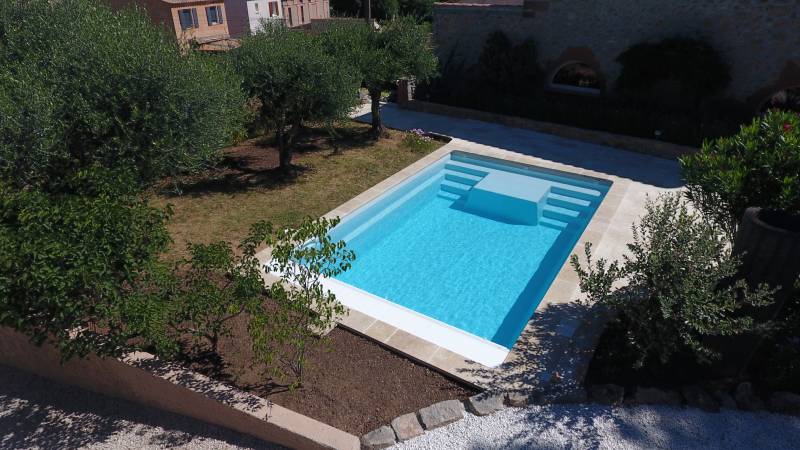 GALAXITE 7.60 Piscine coque polyester rectangulaire à fond plat à Régusse