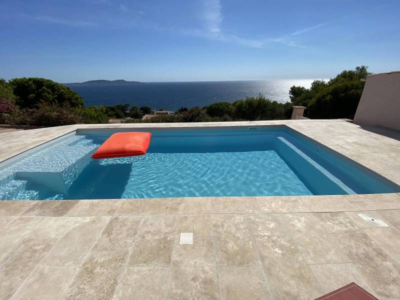 GALAXITE 8,60 Piscine coque polyester rectangulaire à fond plat modèle à Brue-Auriac