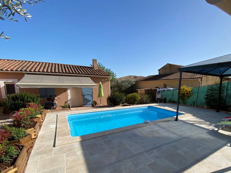 Réalisation d'une Piscine coque polyester CELESTINE 5 Bleue sur LE LUC en Provence dans le Var