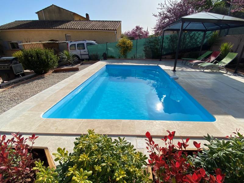 Réalisation d'une Piscine coque polyester CELESTINE 5 Bleue sur LE LUC en Provence dans le Var