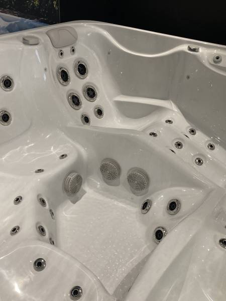 Spa 5 places en expo à Brignoles