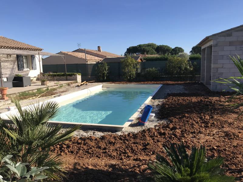 Piscine coque en eau sur le Muy