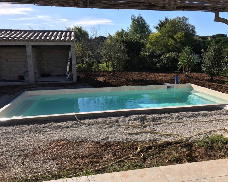Fin de remplissage d'une piscine Coque couleur Sable
