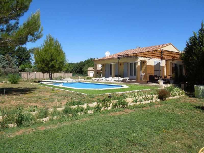 TANZANITE 8 Piscine coque polyester à fond plat modèle à Régusse