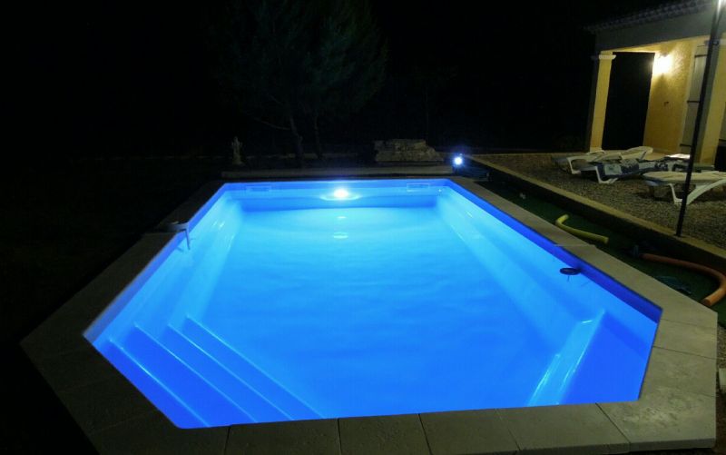 TANZANITE 8 Piscine coque polyester à fond plat modèle à Régusse