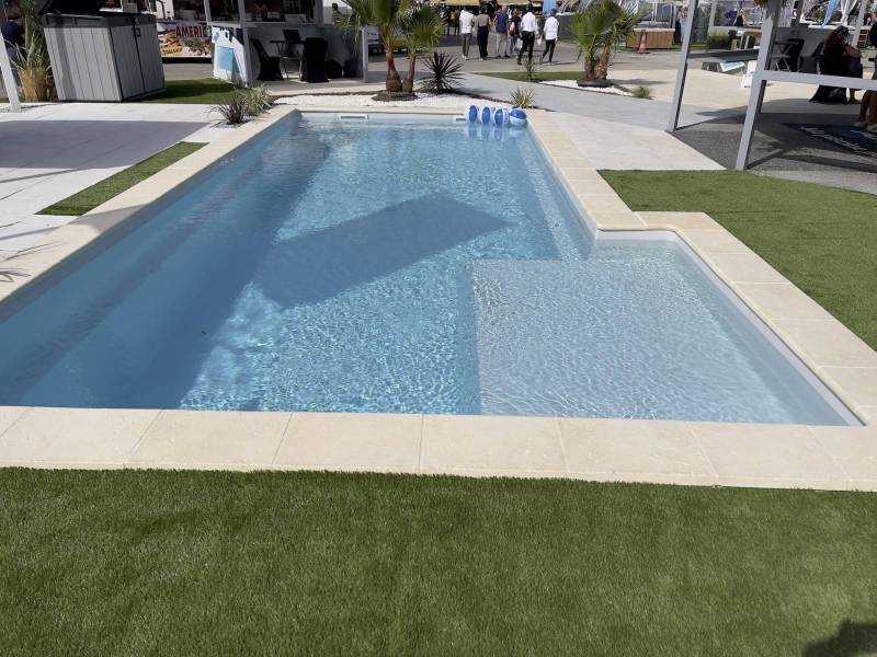 PLAGE IMMERGEE SUR PISCINE COQUE POLYESTER