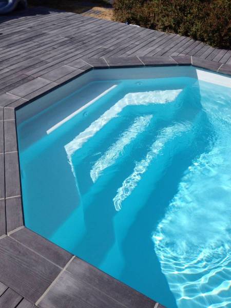 LAZULI 7 Piscine coque polyester à fond plat modèle à Rougiers