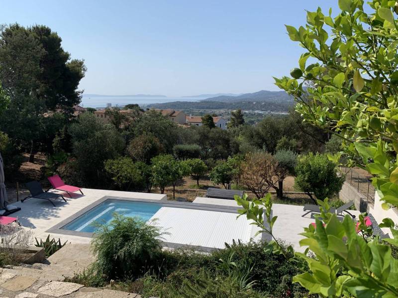 Piscine à pente douce avec volet