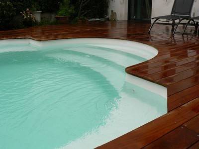 Piscine coque polyester à fond incliné modèle GYPSE 10 à Belgentier