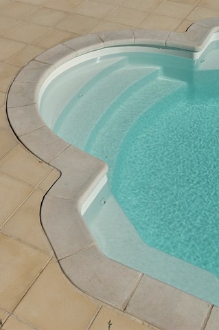 Piscine coque polyester à fond incliné modèle GYPSE 8 à Néoules