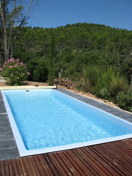 MILLENIUM Piscine coque polyester à fond plat à BESSE-SUR-ISSOLE