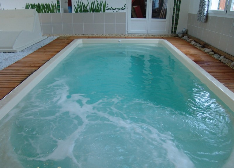 Mini piscine équipée d'une Nage Contre Courant