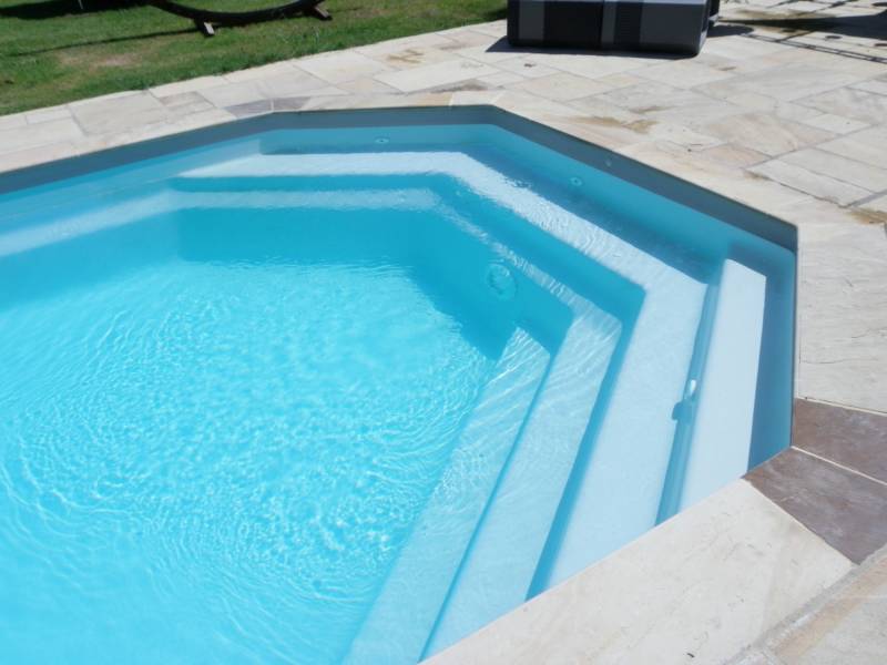 Grand escalier et banquette piscine coque polyester