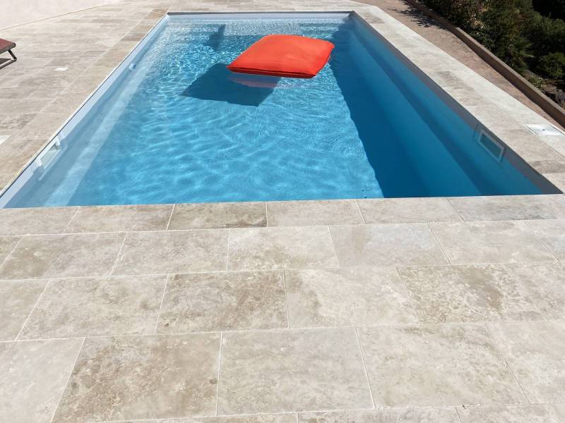 GALAXITE 8,60 Piscine coque polyester rectangulaire à fond plat modèle à Brue-Auriac