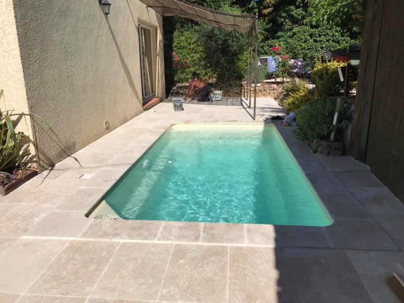 PISCINE -10M²  FOND DE COULEUR BEIGE SUR BRIGNOLES