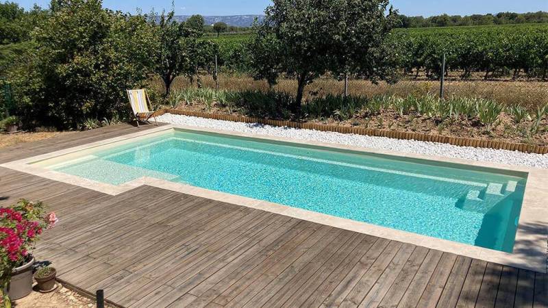 LARIMAR 8,40 à 10,40 : piscine coque polyester à plage déportée à Draguignan