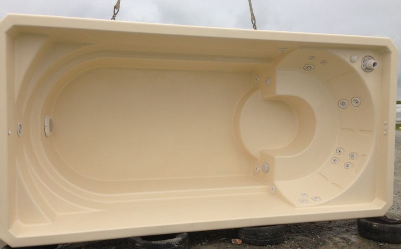 Piscine coque de couleur Beige avec équipement Balnéo dans l'escalier