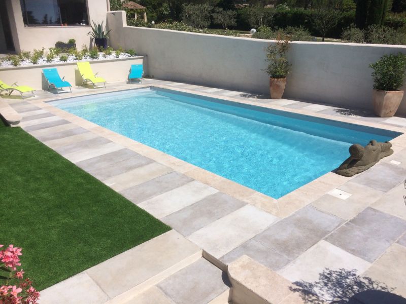 Piscine coque polyester à fond incliné modèle KRYPTONITE 10 dans le Var