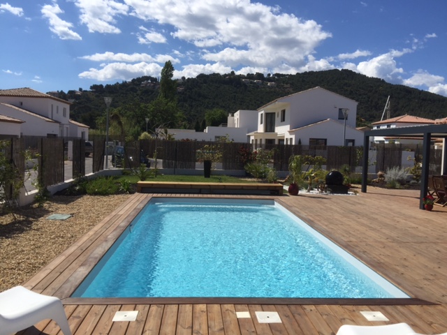 Piscine coque polyester à fond incliné modèle KRYPTONITE 8 à Lorgues