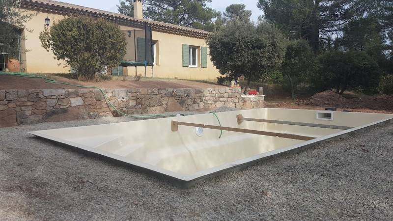 Remblaiement et calage d'une piscine coque
